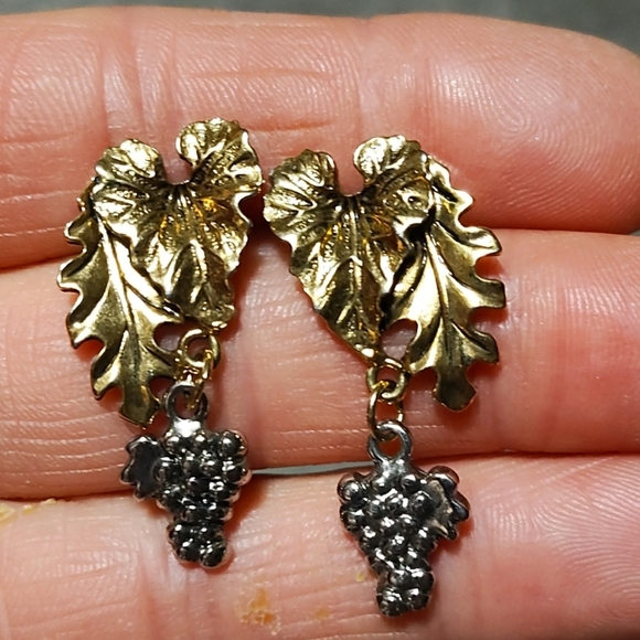 VINTAGE GOLD-TONE LEAF SILVER-TONE CLUSTERED GRAPES DANGLE POST 1.3" EARRINGS - Picture 7 of 8